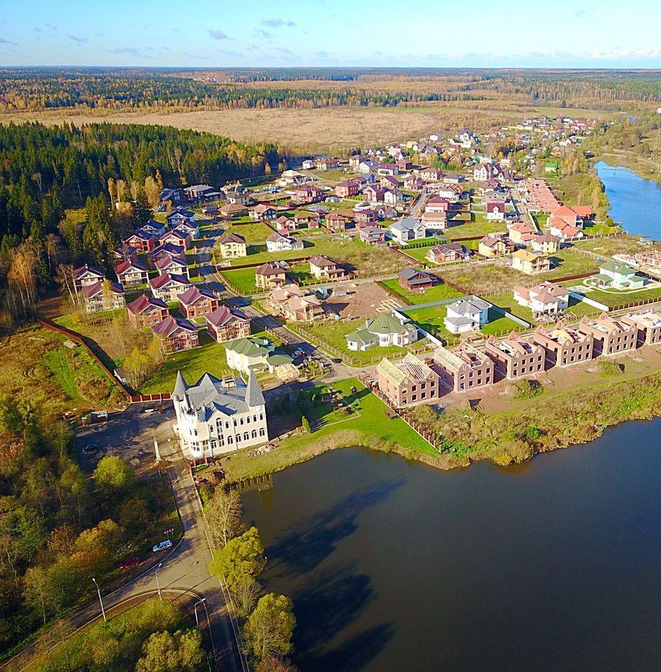 Село троицкое участок. Русская усадьба, коттеджный посёлок русская усадьба. Русская усадьба коттеджный поселок Гатчинский район. Москва Троицк Былово русская усадьба. Деревня городок Краснопахорское поселение.